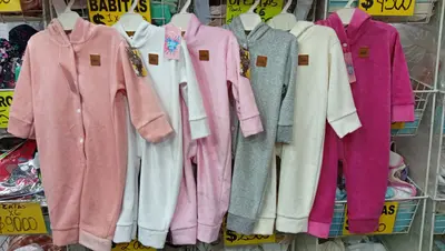 Entéritos de plush lisos con capucha y botones.del talle 3 al 4
